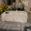 Brunnen aus antiken Trog mit Frosch