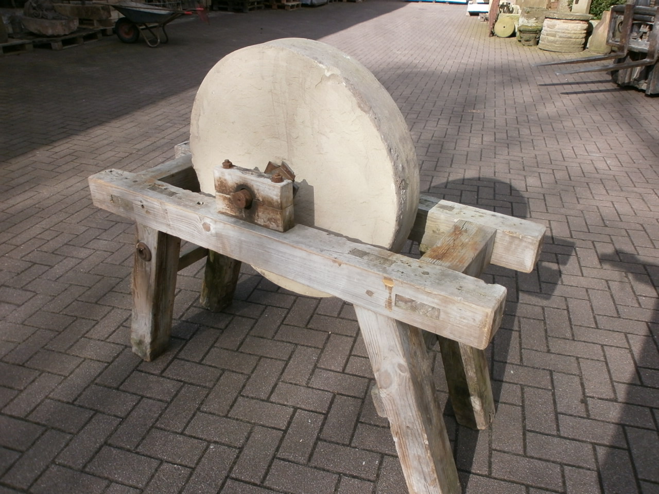 antiker Schleifstein mit Holzbock antiker Schleifstein mit Holzbock