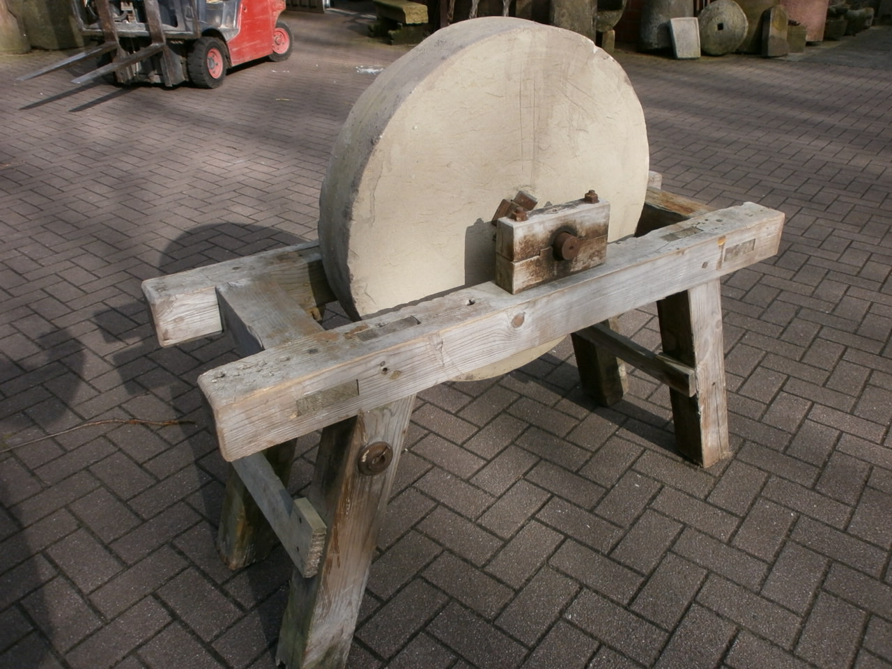 antiker Schleifstein mit Holzbock antiker Schleifstein mit Holzbock