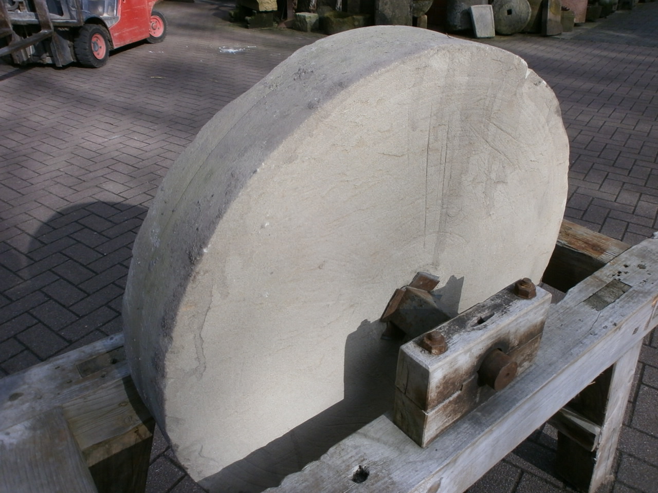 antiker Schleifstein mit Holzbock antiker Schleifstein mit Holzbock