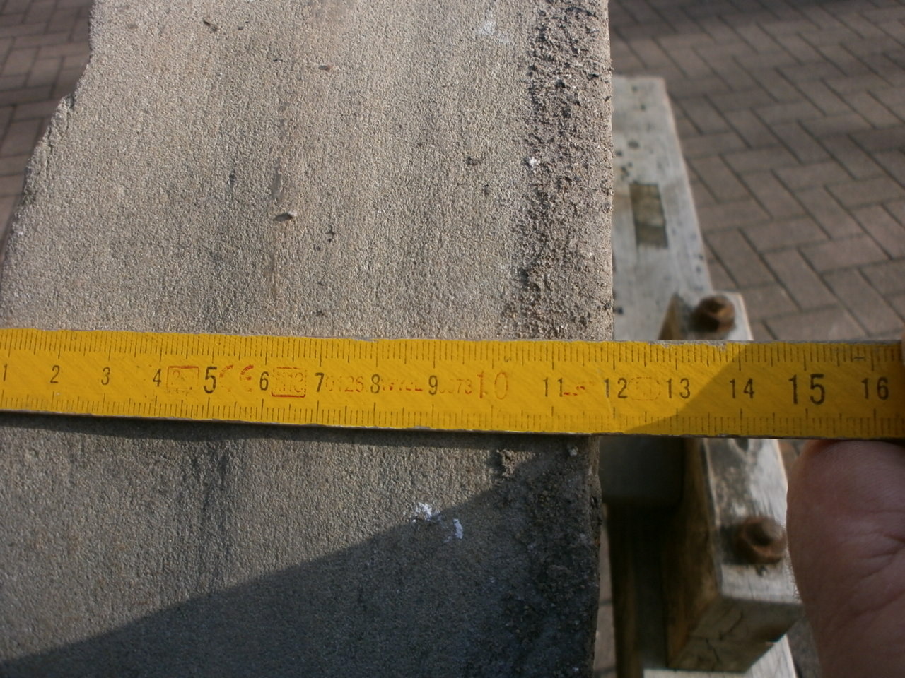 antiker Schleifstein mit Holzbock antiker Schleifstein mit Holzbock