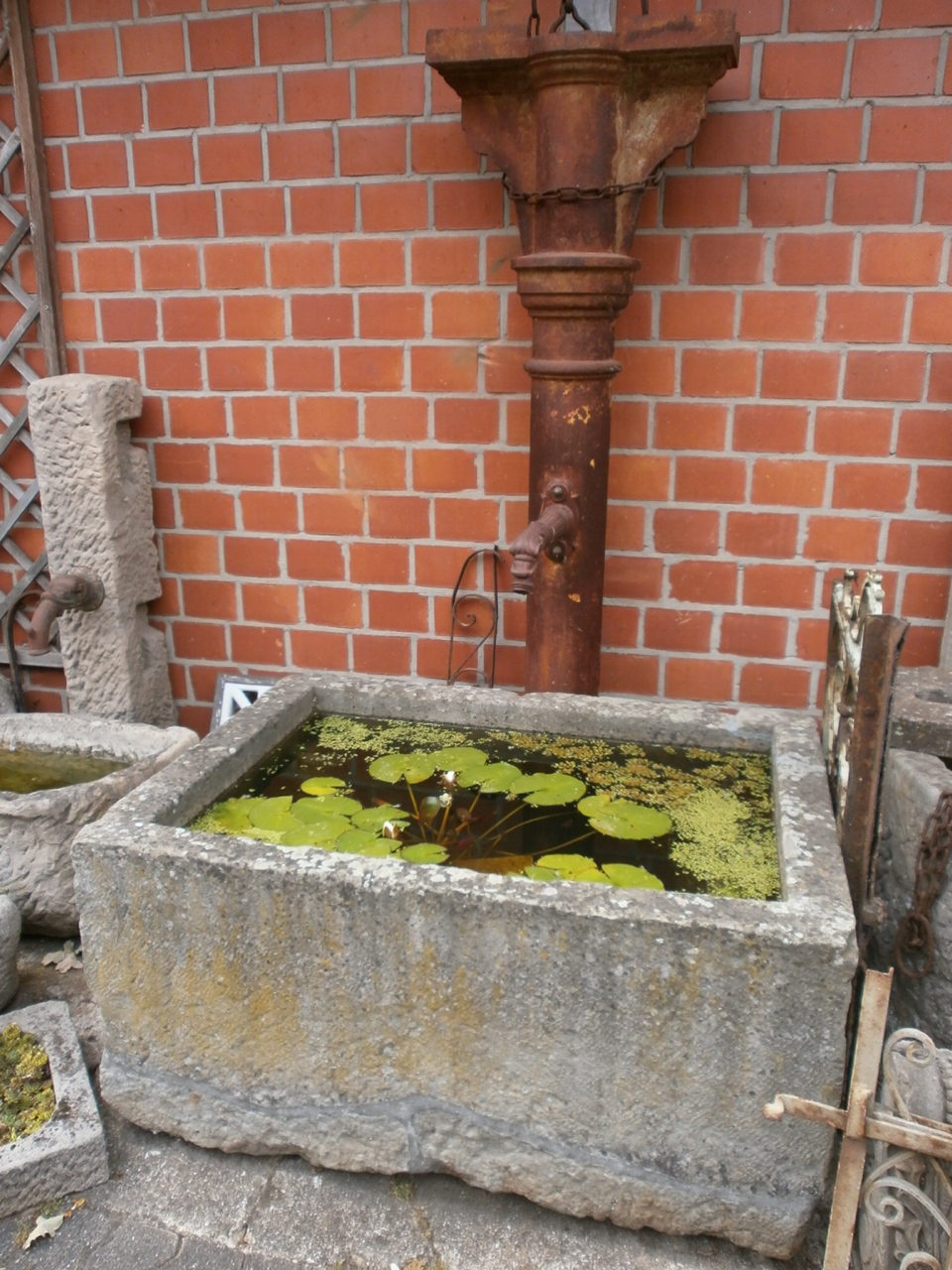 Bunnen aus Sandstein mit Gußsäule Bunnen aus Sandstein mit Gußsäule