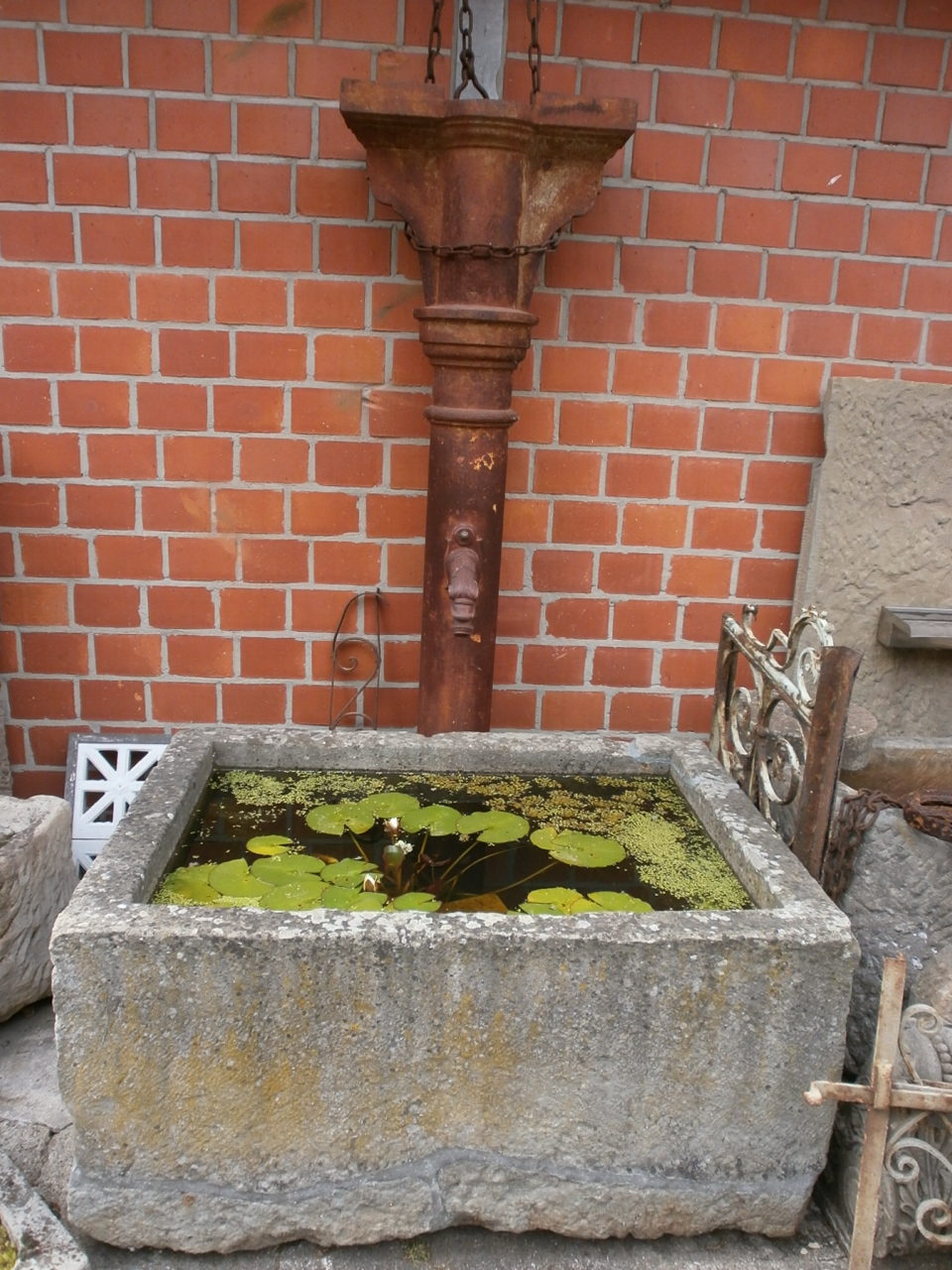 Bunnen aus Sandstein mit Gußsäule Bunnen aus Sandstein mit Gußsäule