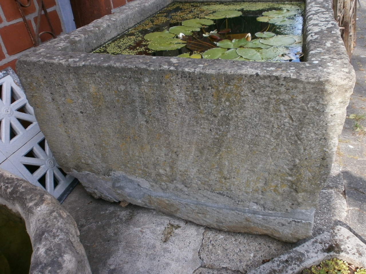 Bunnen aus Sandstein mit Gußsäule Bunnen aus Sandstein mit Gußsäule