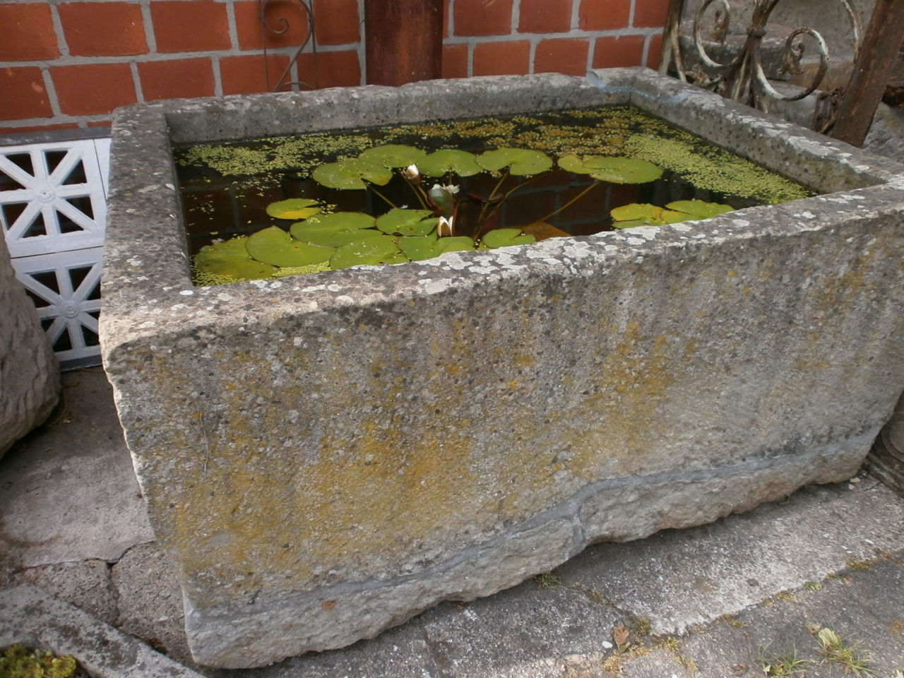Bunnen aus Sandstein mit Gußsäule Bunnen aus Sandstein mit Gußsäule
