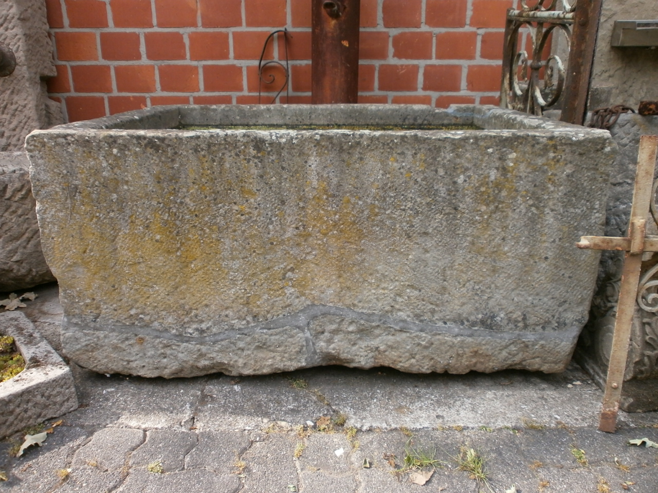 Bunnen aus Sandstein mit Gußsäule Bunnen aus Sandstein mit Gußsäule