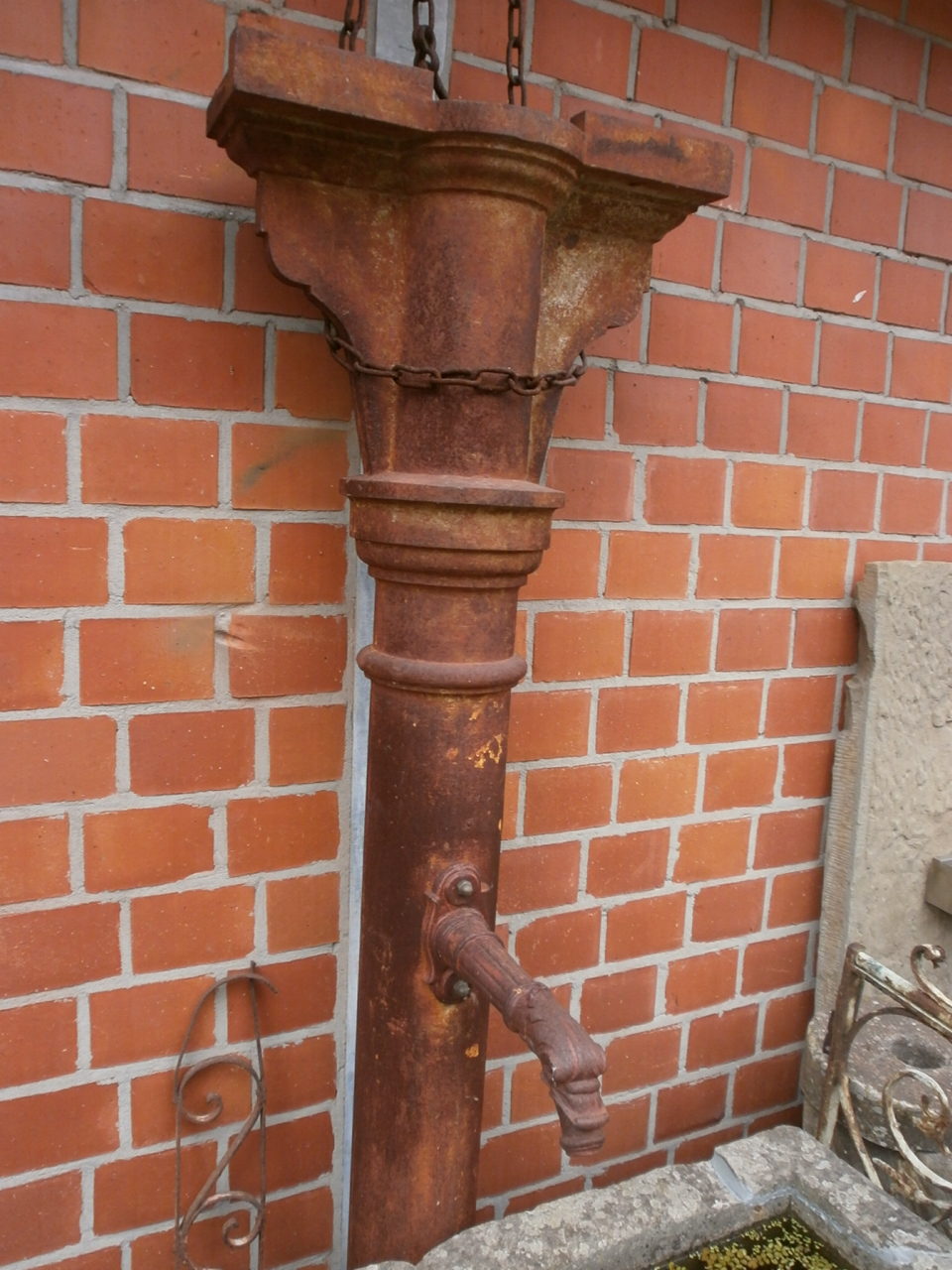 Bunnen aus Sandstein mit Gußsäule Bunnen aus Sandstein mit Gußsäule