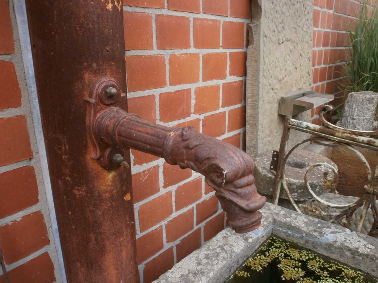 Bunnen aus Sandstein mit Gußsäule Bunnen aus Sandstein mit Gußsäule