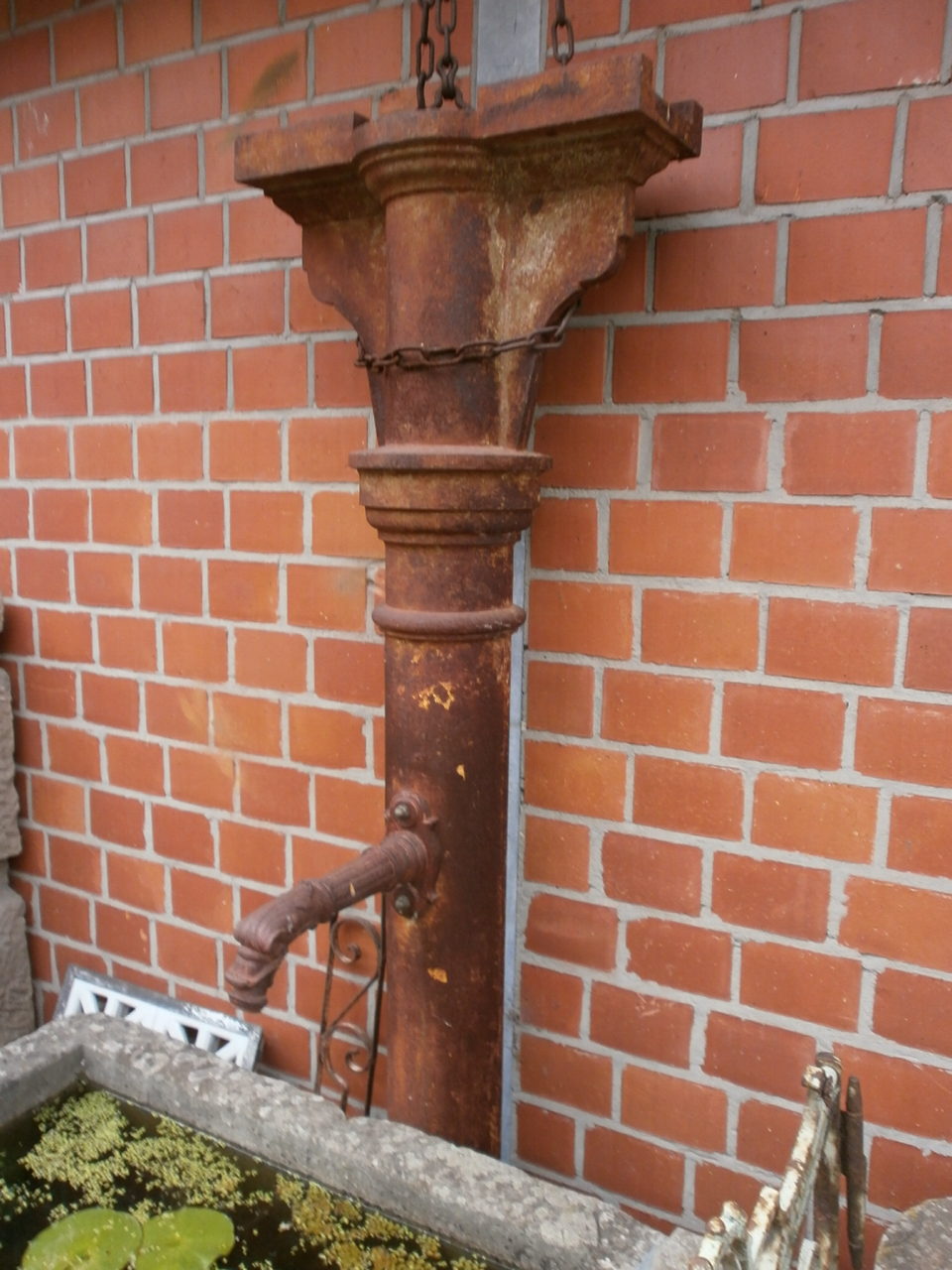 Bunnen aus Sandstein mit Gußsäule Bunnen aus Sandstein mit Gußsäule