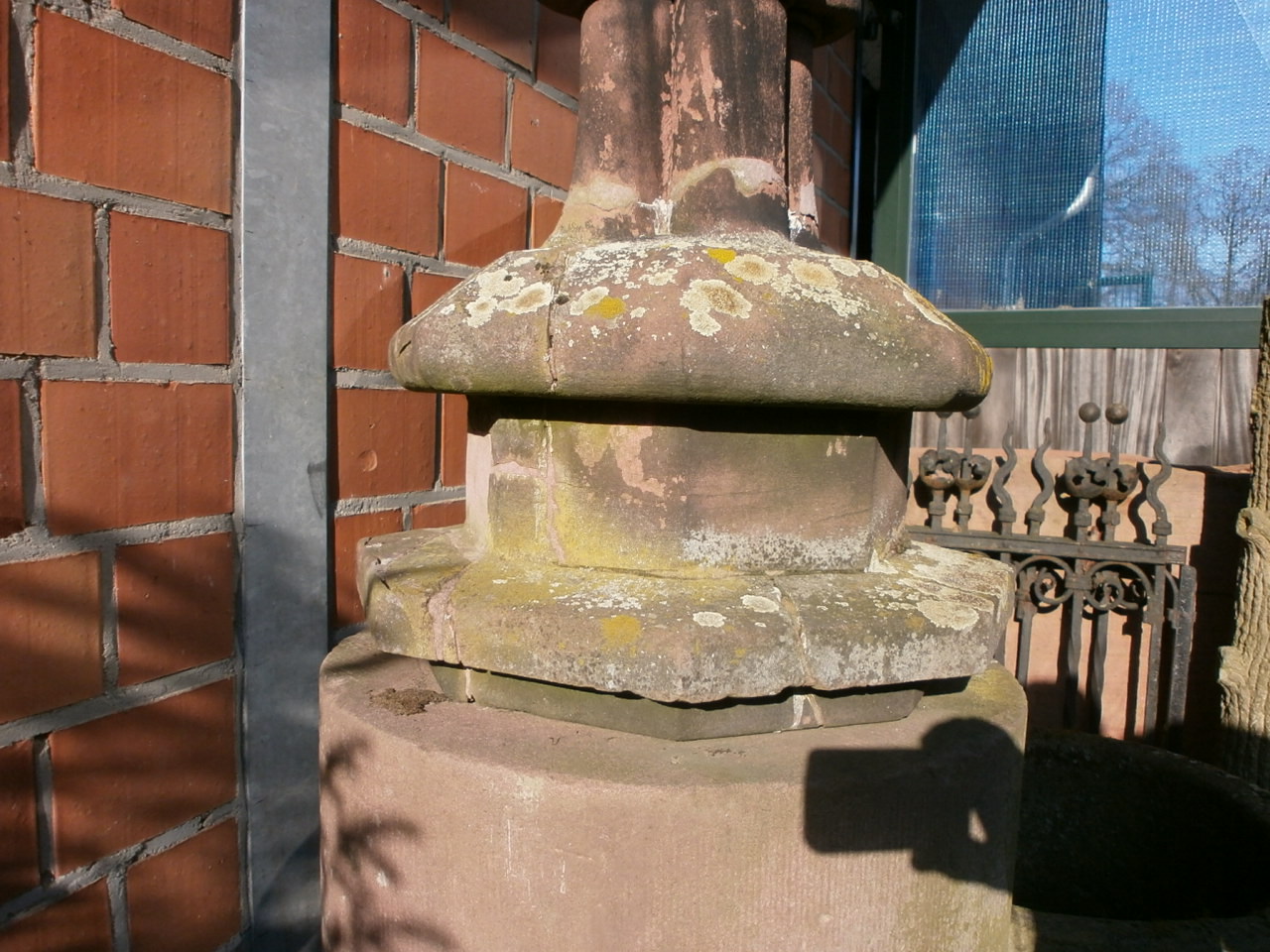 historische Bekrönung auf einem Zylinder historische Bekrönung auf einem Zylinder