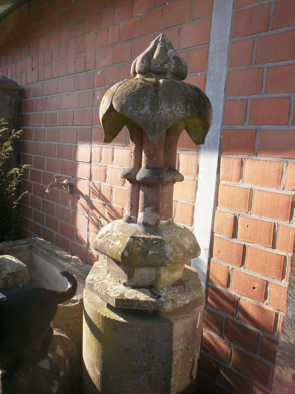 historische Bekrönung auf einem Zylinder historische Bekrönung auf einem Zylinder