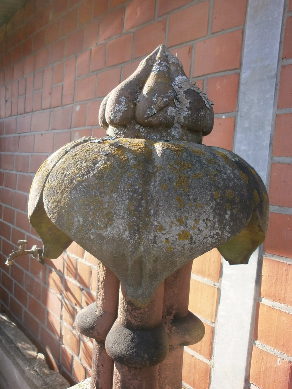 historische Bekrönung auf einem Zylinder historische Bekrönung auf einem Zylinder