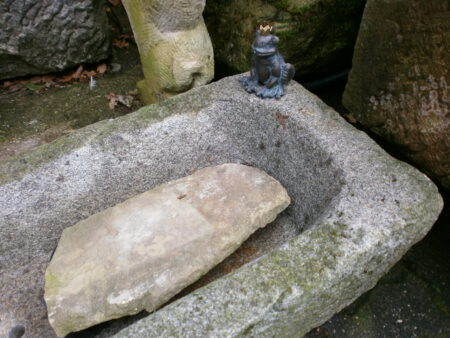 Granitbrunnen mit Frosch