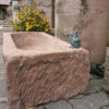 Sandsteinbrunnen mit Bronzefrosch
