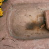 Sandsteinbrunnen mit Bronzefrosch