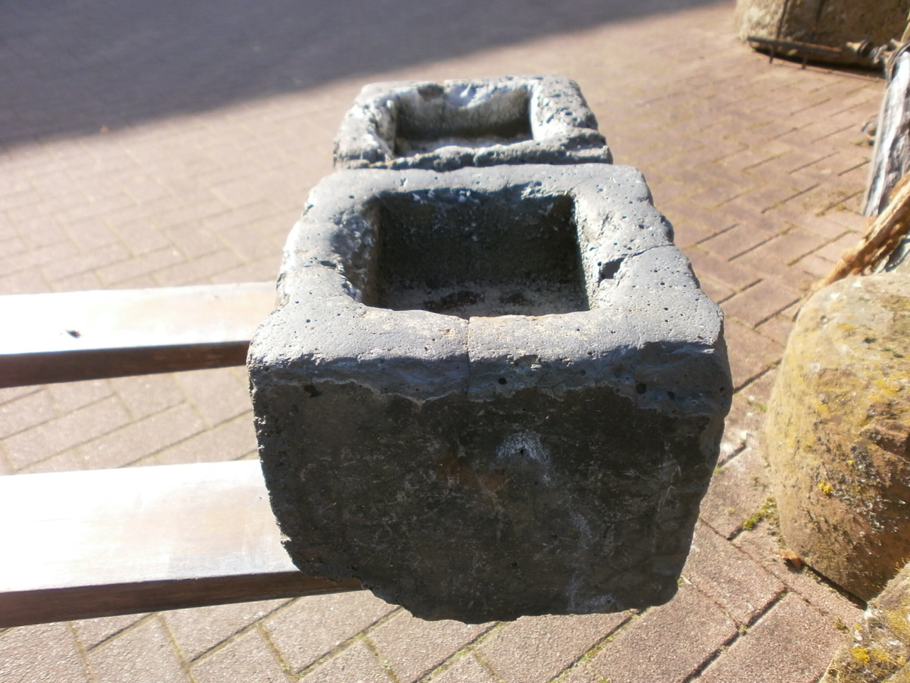 Kleine Tröge aus "Schlacke" Kleine Tröge aus "Schlacke"