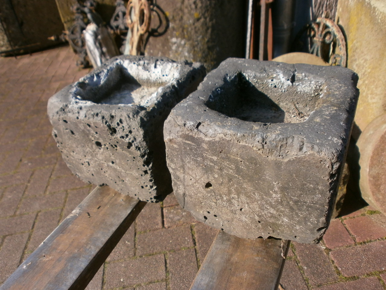 Kleine Tröge aus "Schlacke" Kleine Tröge aus "Schlacke"