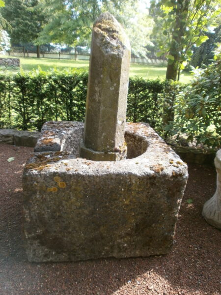 Vorankündigung Brunneneinfassung aus Frankreich mit Säule