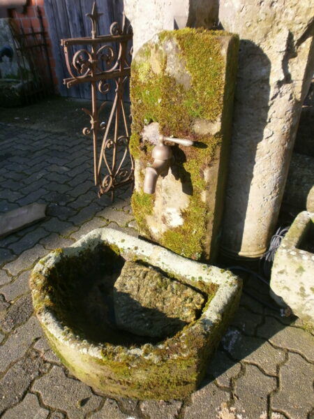 uriger Brunnen mit viel Patina