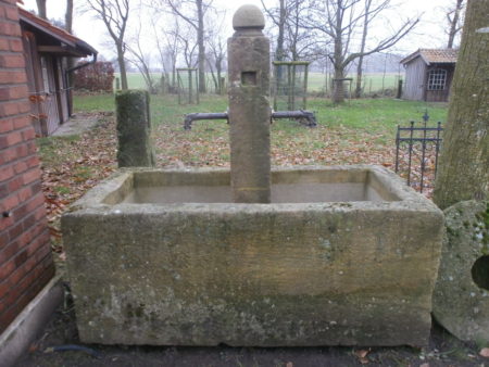 Brunnen mit zwei Wasserspeiern