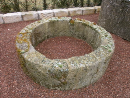 niedriger, einteiliger Brunnenring