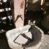 Halbrunder Sandsteinbrunnen mit antikem Speier