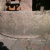 Halbrunder Sandsteinbrunnen mit antikem Speier