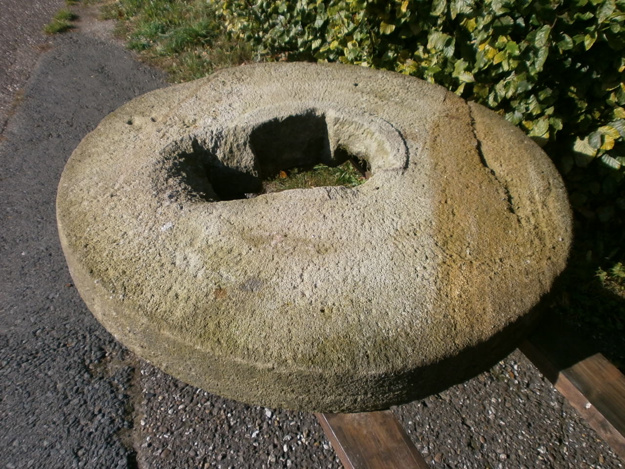 Mühlstein aus Sandstein Mühlstein aus Sandstein