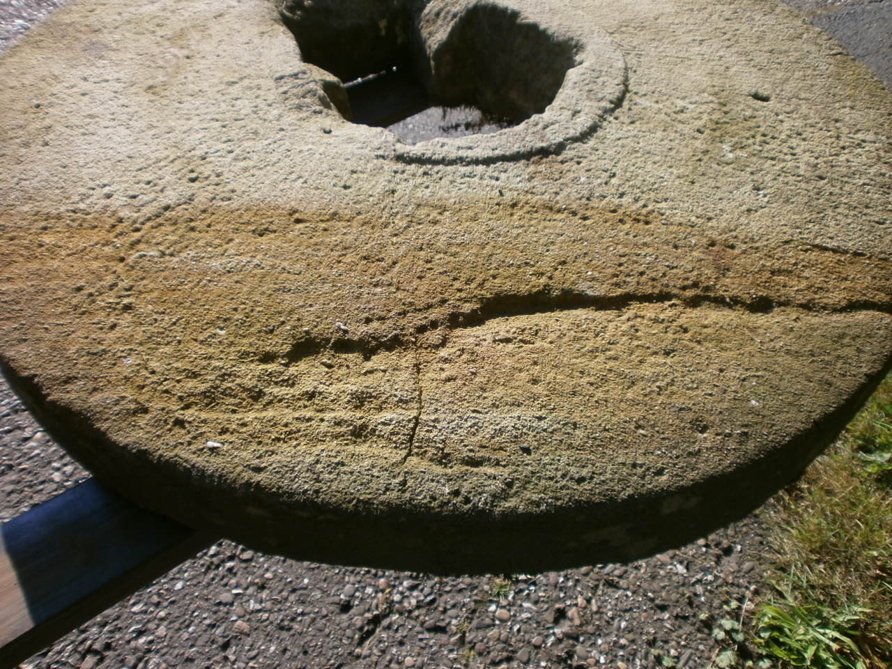 Mühlstein aus Sandstein Mühlstein aus Sandstein