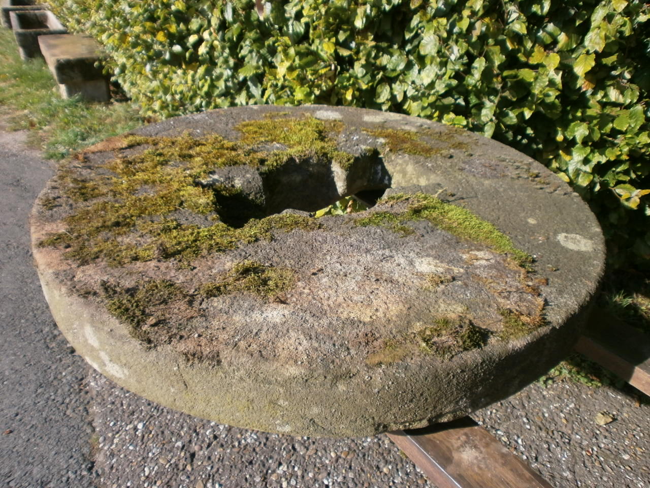 Mühlstein aus Sandstein Mühlstein aus Sandstein