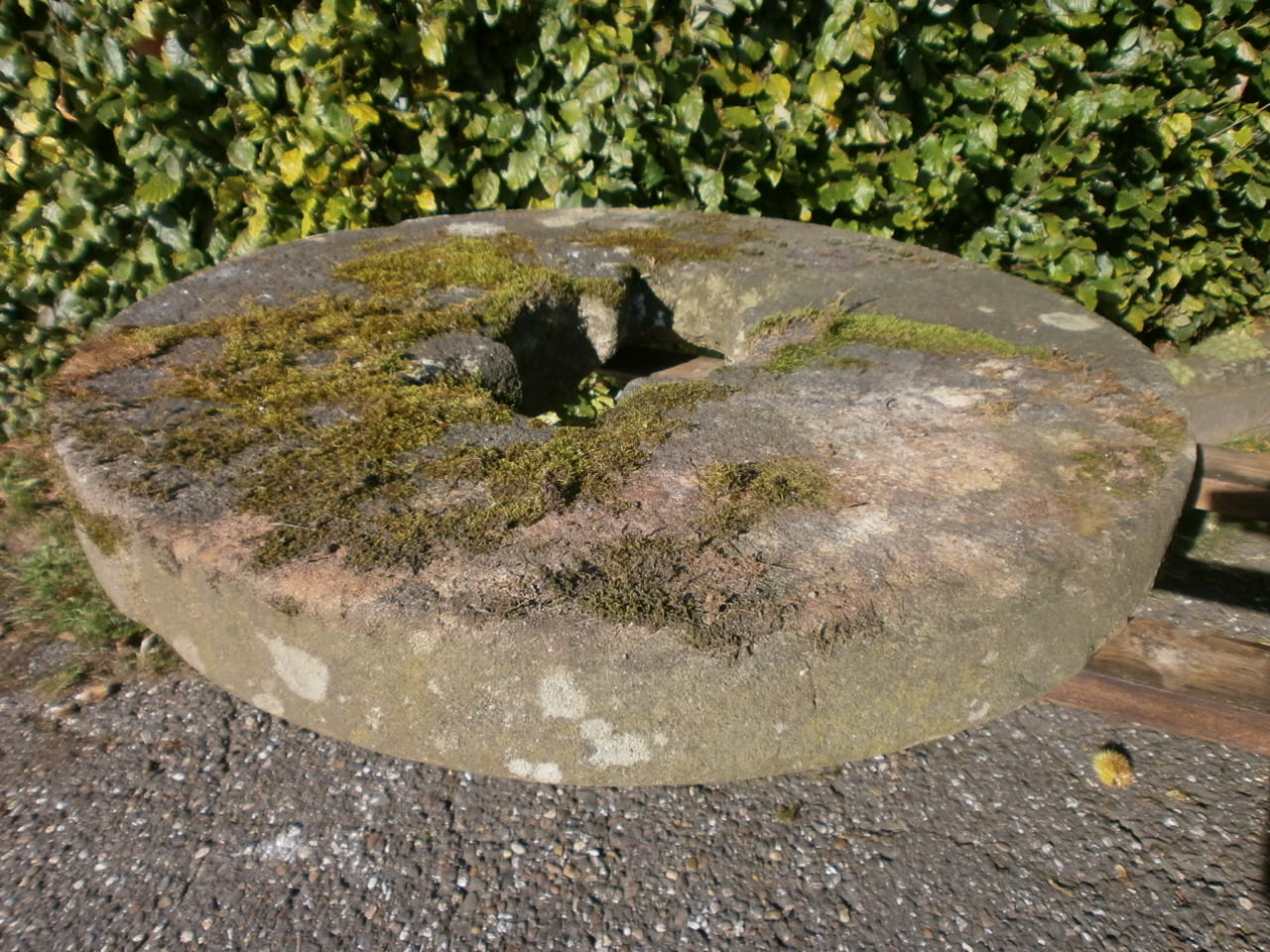 Mühlstein aus Sandstein Mühlstein aus Sandstein