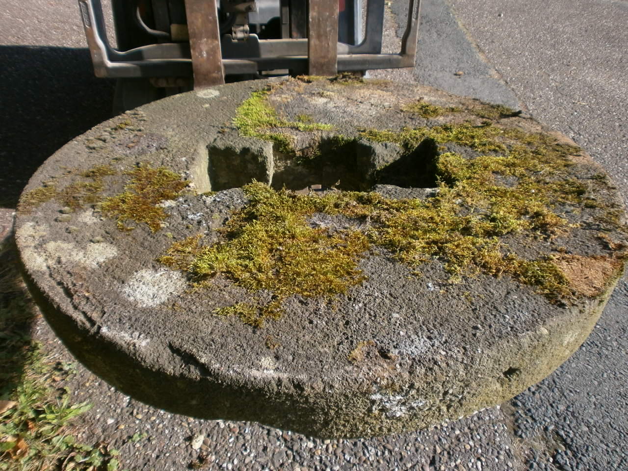 Mühlstein aus Sandstein Mühlstein aus Sandstein