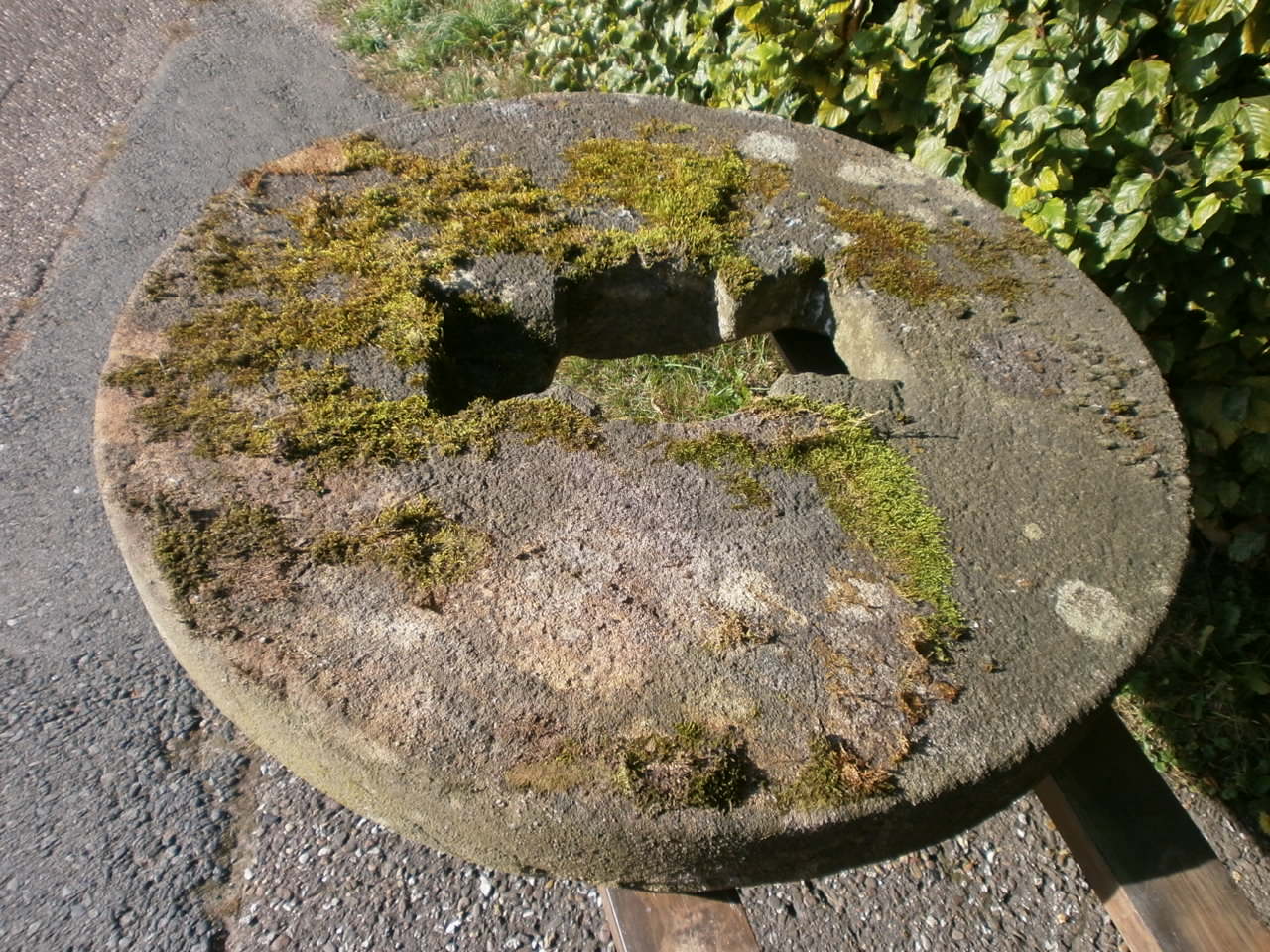 Mühlstein aus Sandstein Mühlstein aus Sandstein