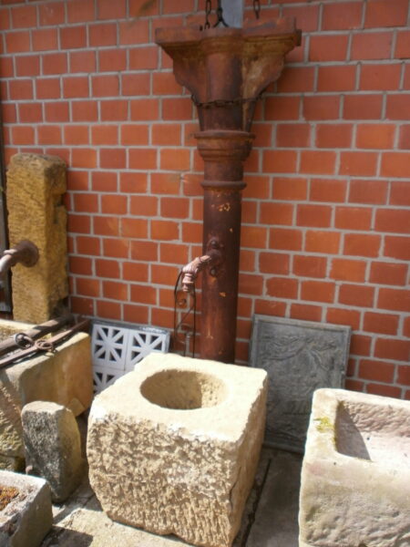 Brunnen mit Säule aus Gusseisen