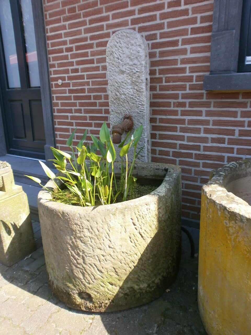 Brunnen mit halbrundem Brunnentrog Brunnen mit halbrundem Brunnentrog