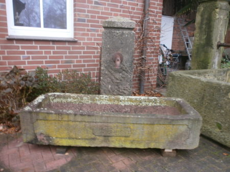 Ankündigung Brunnen aus rotem Sandstein