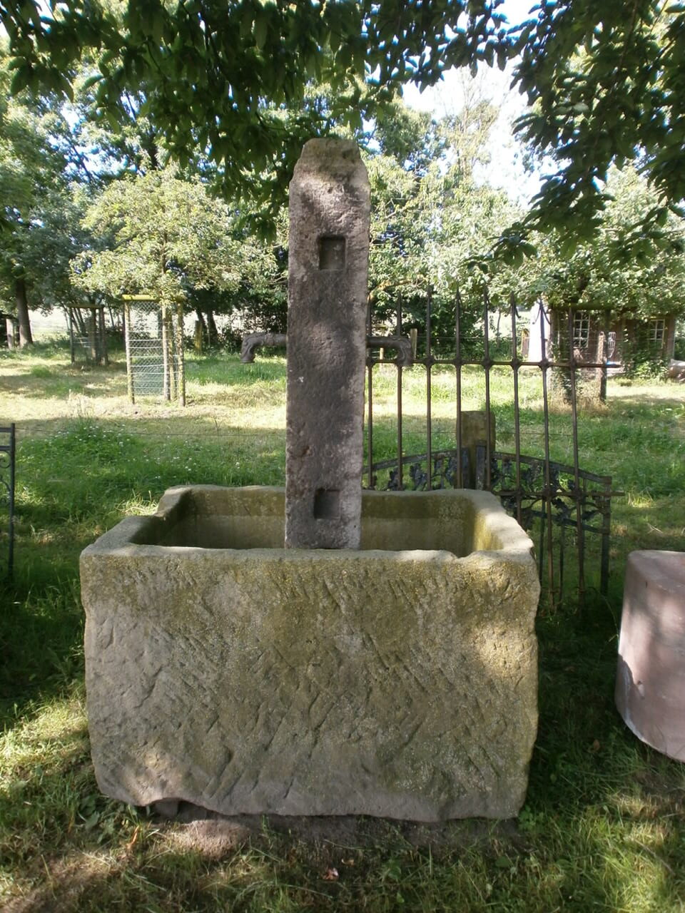 Sandsteinbrunnen in einer schönen Größe Sandsteinbrunnen in einer schönen Größe
