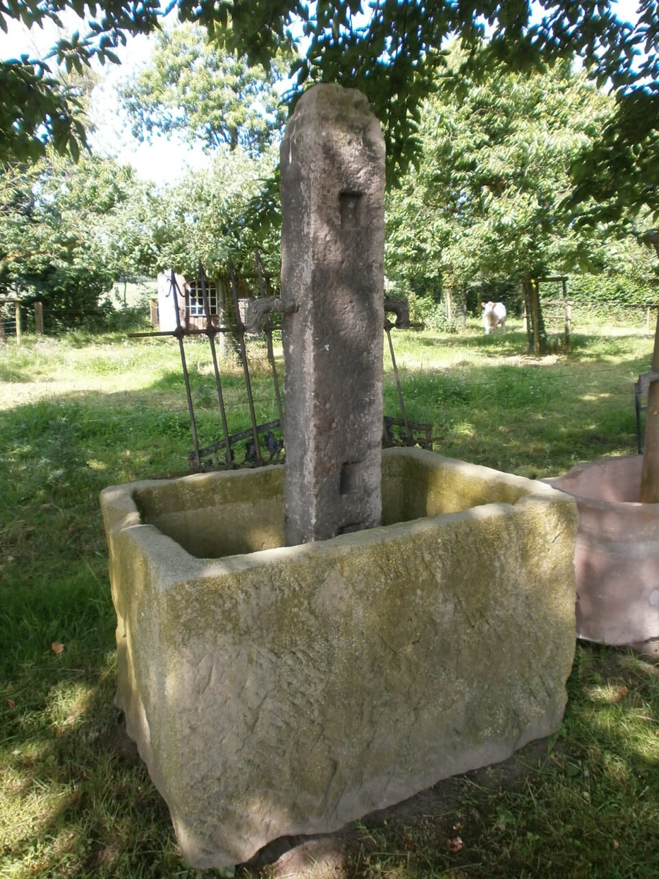 Sandsteinbrunnen in einer schönen Größe Sandsteinbrunnen in einer schönen Größe