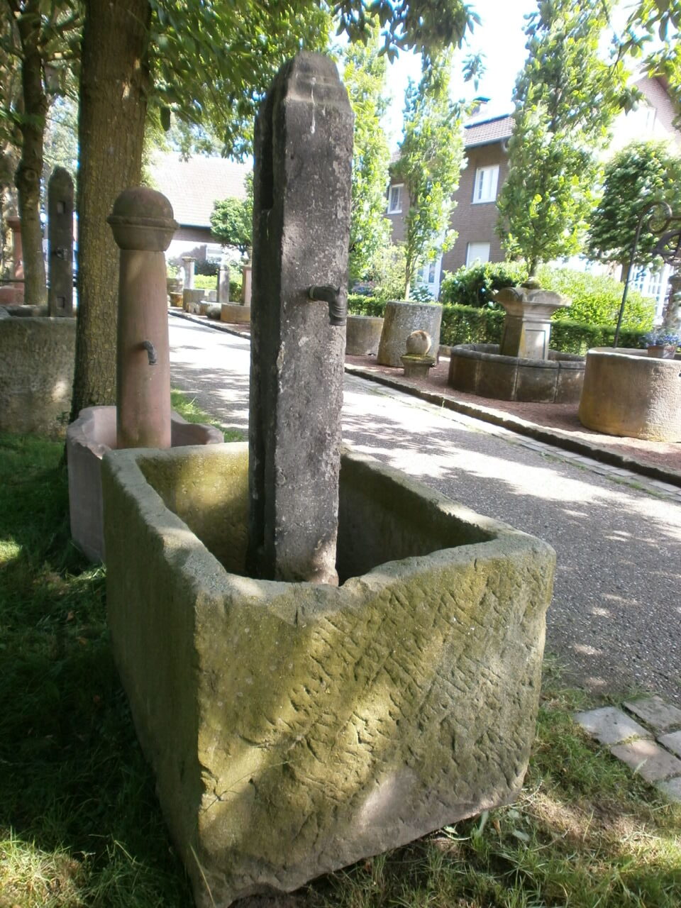Sandsteinbrunnen in einer schönen Größe Sandsteinbrunnen in einer schönen Größe