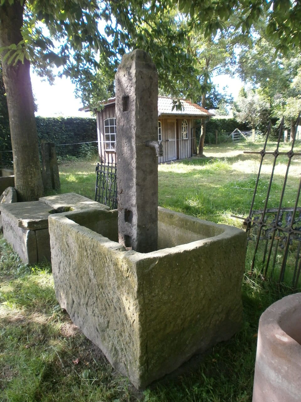 Sandsteinbrunnen in einer schönen Größe Sandsteinbrunnen in einer schönen Größe