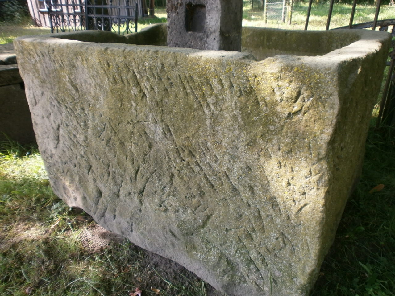 Sandsteinbrunnen in einer schönen Größe Sandsteinbrunnen in einer schönen Größe