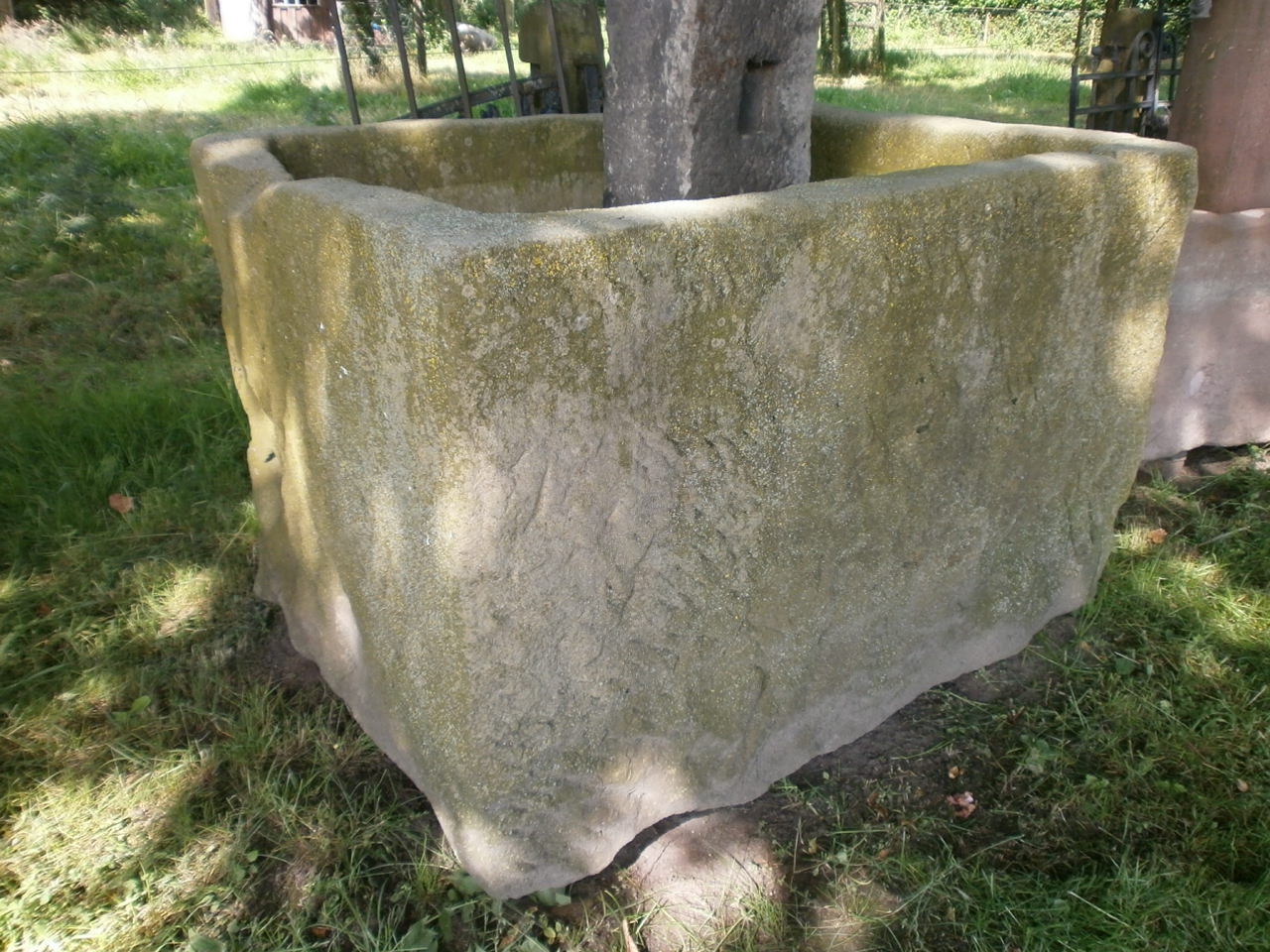 Sandsteinbrunnen in einer schönen Größe Sandsteinbrunnen in einer schönen Größe