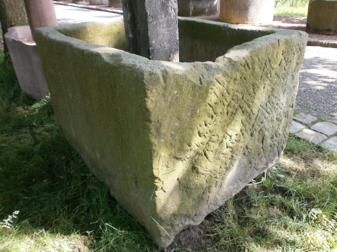 Sandsteinbrunnen in einer schönen Größe Sandsteinbrunnen in einer schönen Größe