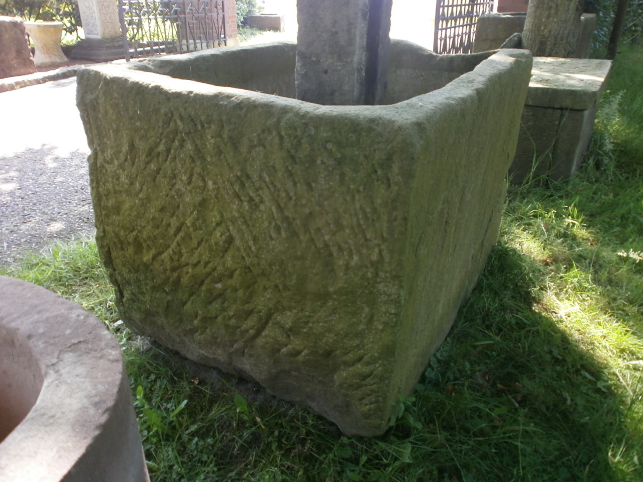 Sandsteinbrunnen in einer schönen Größe Sandsteinbrunnen in einer schönen Größe