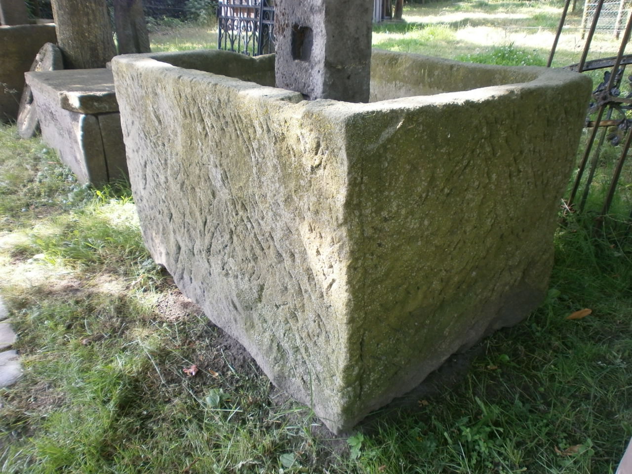 Sandsteinbrunnen in einer schönen Größe Sandsteinbrunnen in einer schönen Größe