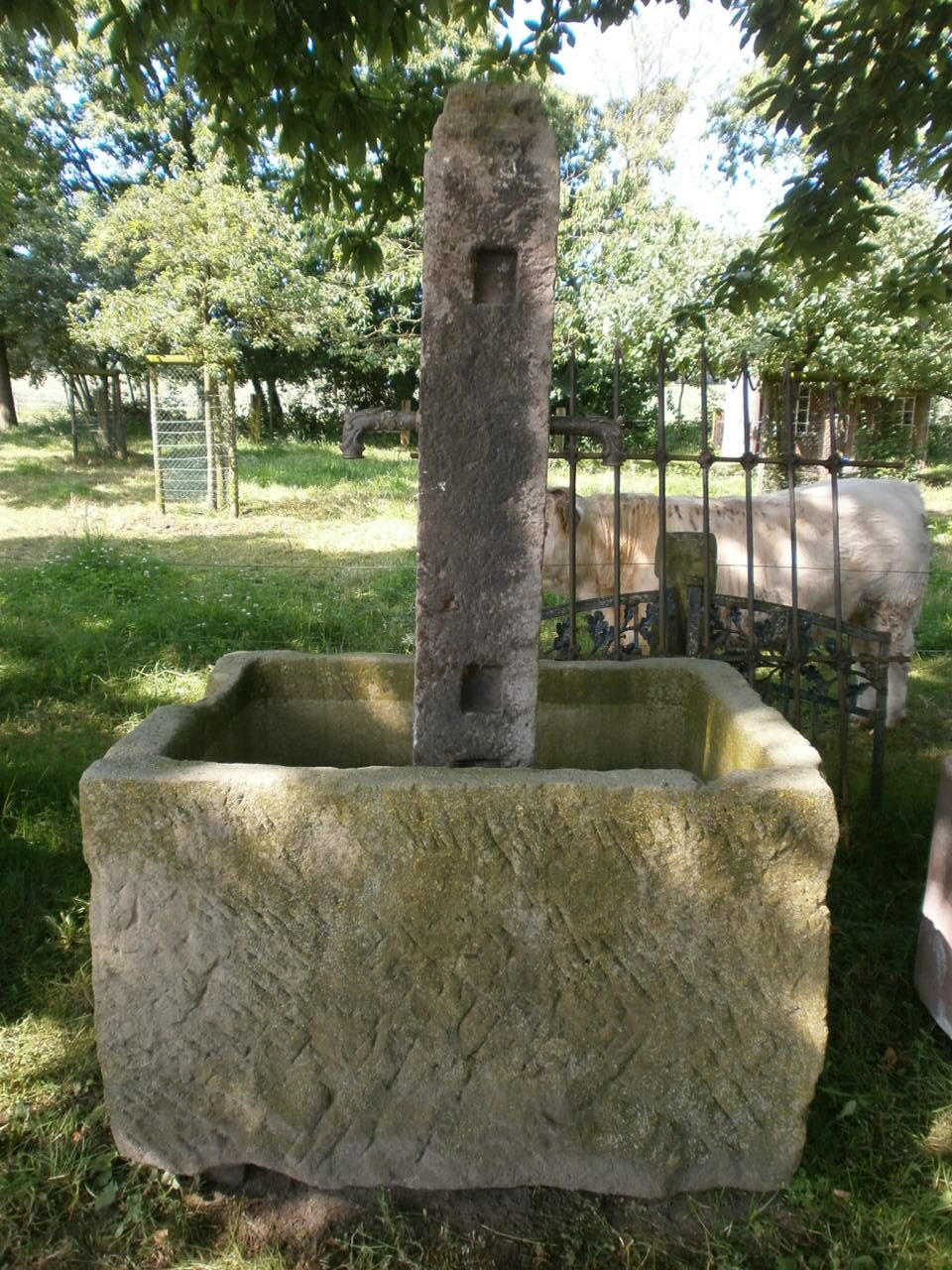 Sandsteinbrunnen in einer schönen Größe Sandsteinbrunnen in einer schönen Größe