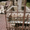 antike Zaunanlage mit Tor aus Schmiedeeisen