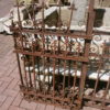 antike Zaunanlage mit Tor aus Schmiedeeisen