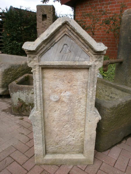 antiker Grabstein aus Sandstein