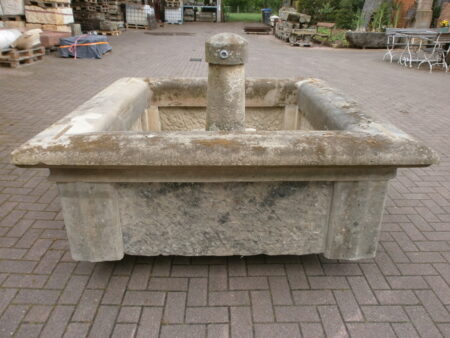 Toller, großer Brunnen aus antikem Material